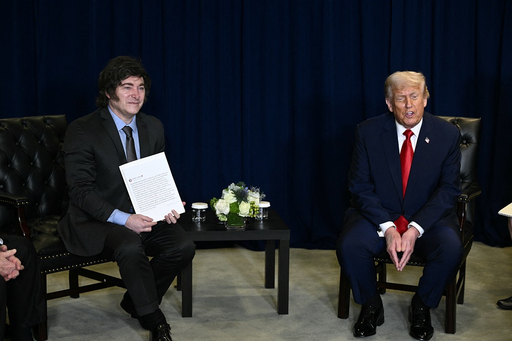 Milei se reunirá com Trump para selar apoio financeiro antes de eleições legislativas