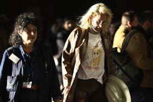 Mulher é julgada na França por estuprar, torturar e matar adolescente