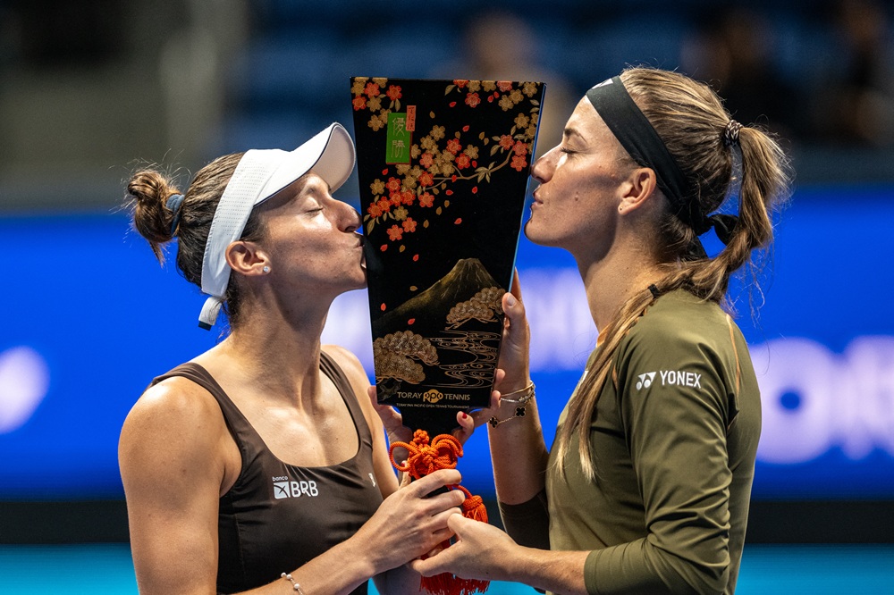 Luisa Stefani é campeã de duplas do WTA 500 de Tóquio e chega embalada para a disputa do Finals
