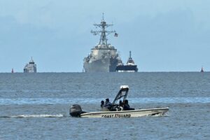 Navio de guerra dos EUA chega a Trinidad e Tobago, em frente à Venezuela