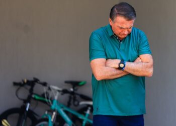 Moraes autoriza Bolsonaro a receber atendimento médico em casa