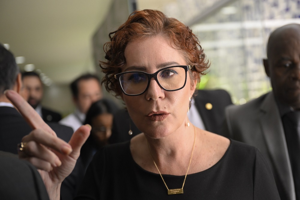 CCJ quer concluir em novembro processo contra Carla Zambelli