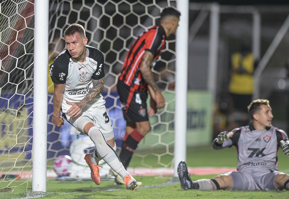 Com um a menos, Corinthians vence o Vitória fora de casa e sonha com Libertadores
