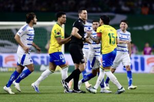 Em mais um jogo com arbitragem polêmica, Palmeiras empata com o Cruzeiro e abre vantagem na liderança