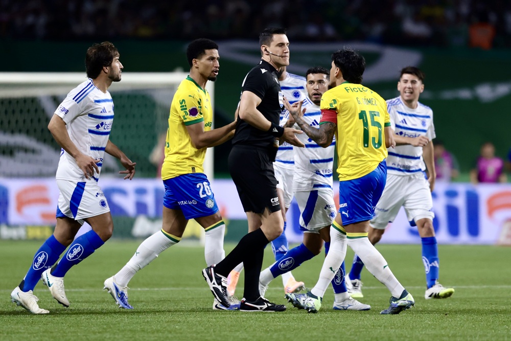 Em mais um jogo com arbitragem polêmica, Palmeiras empata com o Cruzeiro e abre vantagem na liderança