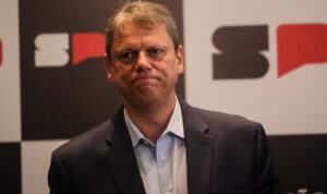 Tarcísio diz que afastamento de diretores de escolas está ligado ao baixo desempenho