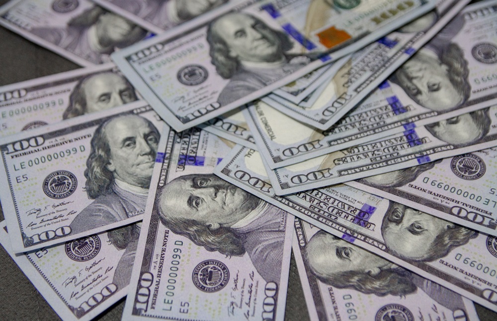 Dólar recua e Ibovespa sobe em meio a atenção sobre MP do IOF e ata do Fed