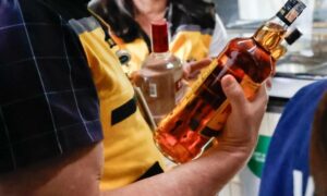 Mais de 50 pessoas já foram presas por venda de bebida adulterada em São Paulo