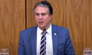 Camilo Santana rebate críticas sobre novas regras EAD