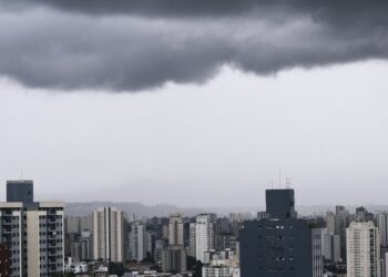 São Paulo tem início de semana gelado e com fortes chuvas