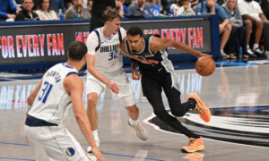 Wembanyama rouba cena em estreia de Flagg, anota 40 pontos e Spurs vencem Mavericks na NBA