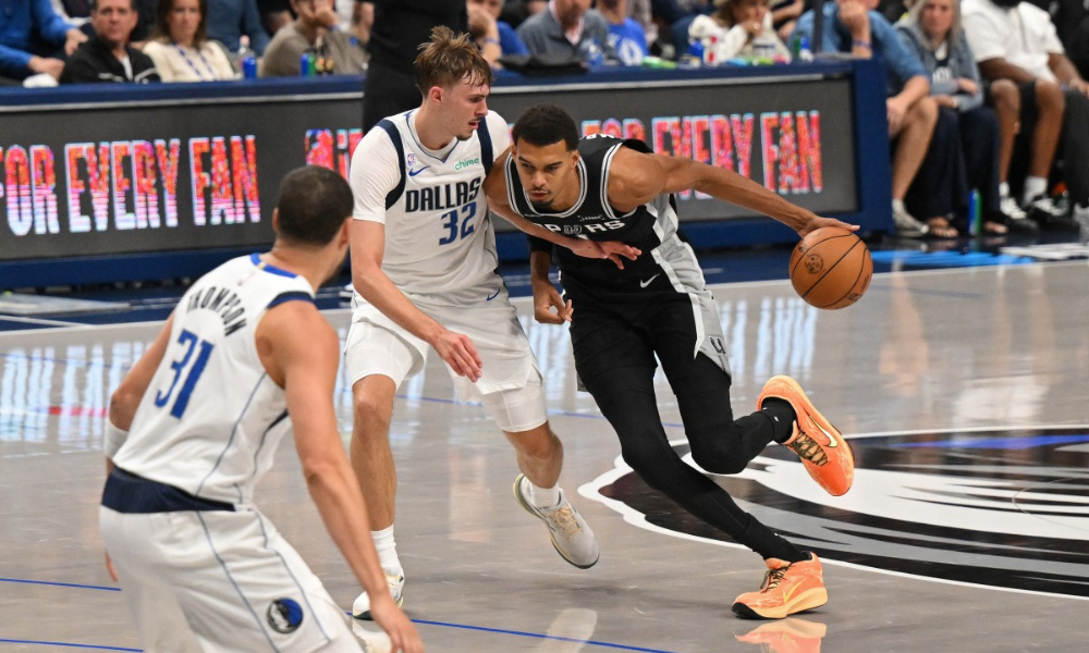 Wembanyama rouba cena em estreia de Flagg, anota 40 pontos e Spurs vencem Mavericks na NBA