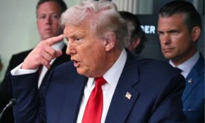 Justiça dos EUA ordena que Trump suspenda demissões em massa