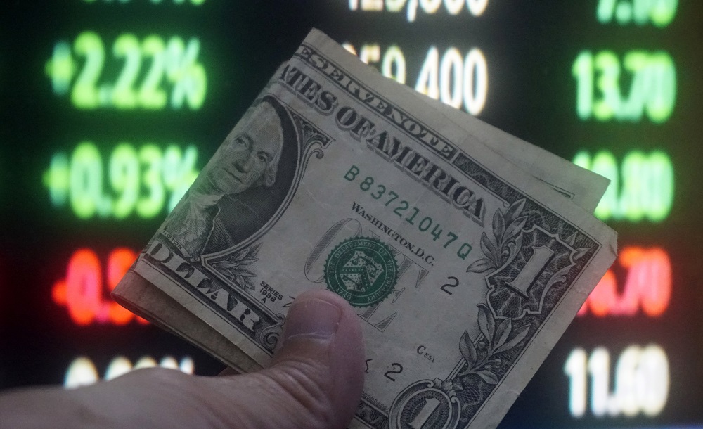 Ibovespa se descola de NY e sobe 0,55%; dólar tem leve alta, mas fecha abaixo de R$ 5,40