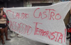 Manifestantes protestam em frente à sede do governo do RJ, onde Castro se reúne com Lewandowski