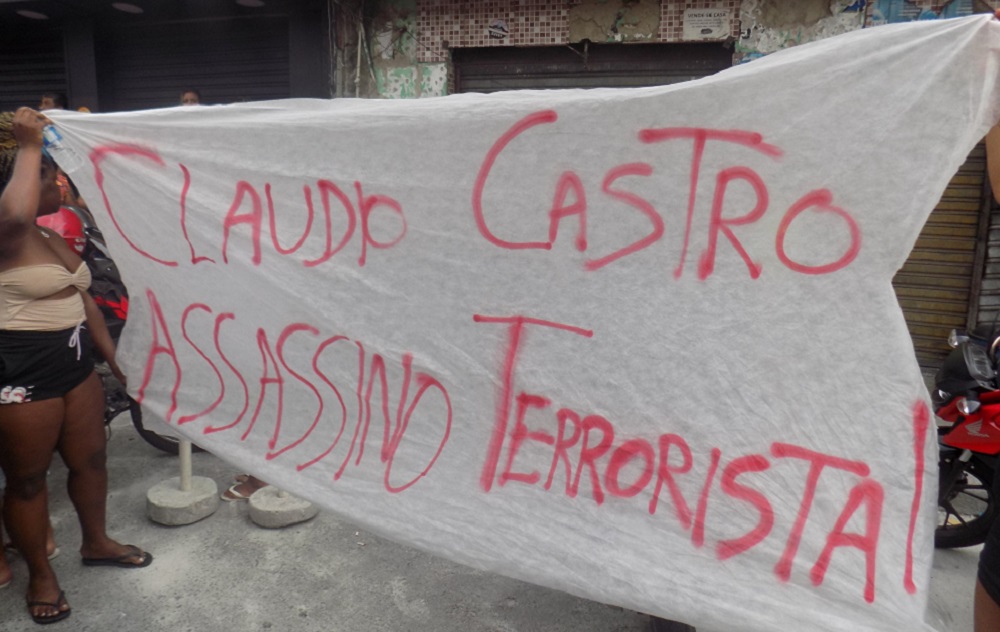 Manifestantes protestam em frente à sede do governo do RJ, onde Castro se reúne com Lewandowski