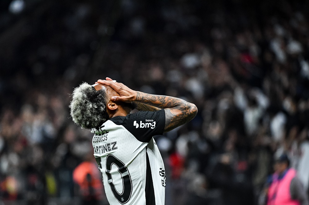 Corinthians pune Martínez por ‘sumiço’ e vê Memphis se envolver em nova polêmica