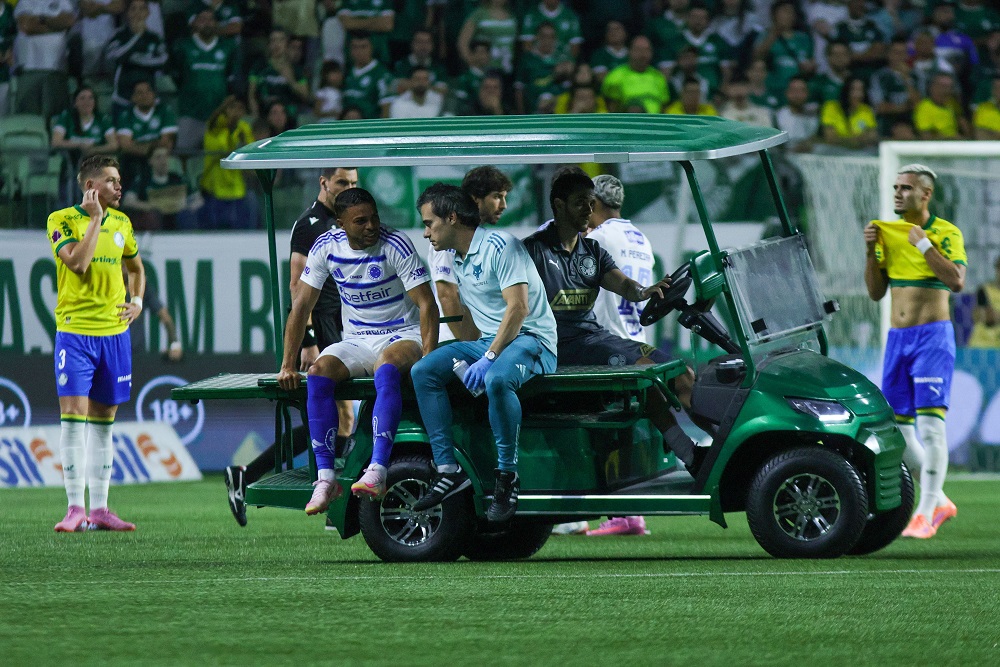 Cruzeiro confirma grave lesão e Wanderson fora da temporada após entrada dura de Gustavo Gómez