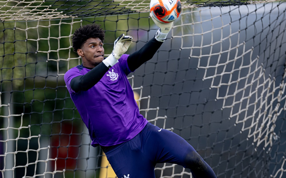 Hugo Souza lesiona ombro e deve desfalcar Corinthians nas próximas rodadas