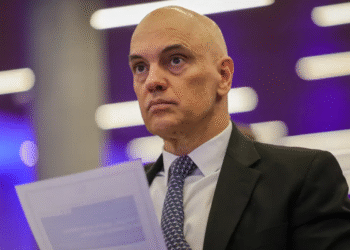 Oposição ataca Moraes após ordem para cassar Zambelli: ‘Congresso está de joelhos’ Moraes determina que a PGR se manifeste sobre a operação policial no Rio de Janeiro