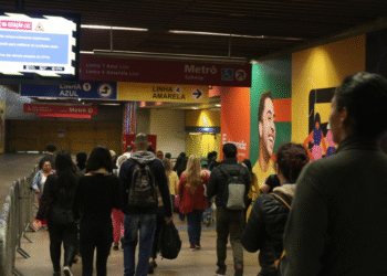 Após superlotação e caos pela manhã, Linha 4-Amarela do Metrô de SP funciona normalmente