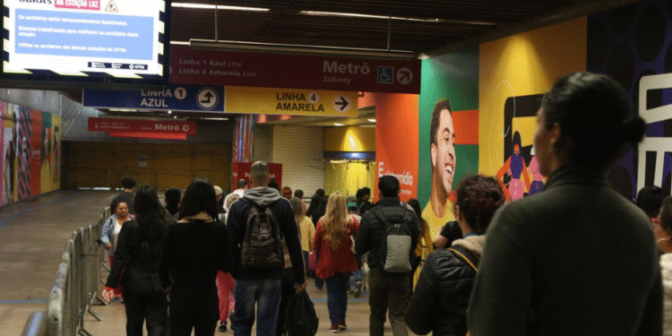 Após superlotação e caos pela manhã, Linha 4-Amarela do Metrô de SP funciona normalmente