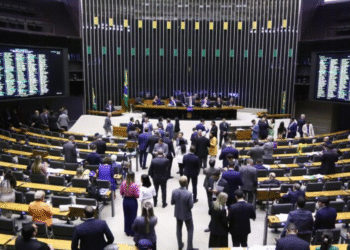 Câmara aprova aumento de licença paternidade de 5 para 20 dias Câmara dos Deputados aprova projeto que revisa gastos do governo