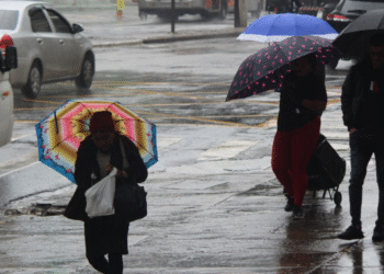 Frente fria faz São Paulo entrar em estado de atenção São Paulo terá temporais e ventos fortes entre sábado e segunda-feira, alerta Defesa Civil