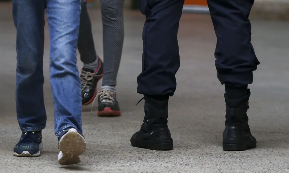 Governo de SP vai recorrer de liminar que suspende contratação de PMs nas escolas