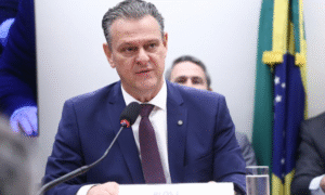 ‘Gripe aviária é uma oportunidade para mostrar robustez do sistema sanitário brasileiro’, afirma Carlos Fávaro