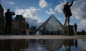 Polícia francesa coleta mais de 150 amostras em investigação sobre roubo de joias no Louvre