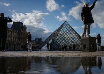 Louvre priorizou aquisições de obras em vez de investir na segurança, diz Tribunal francês Polícia francesa coleta mais de 150 amostras em investigação sobre roubo de joias no Louvre