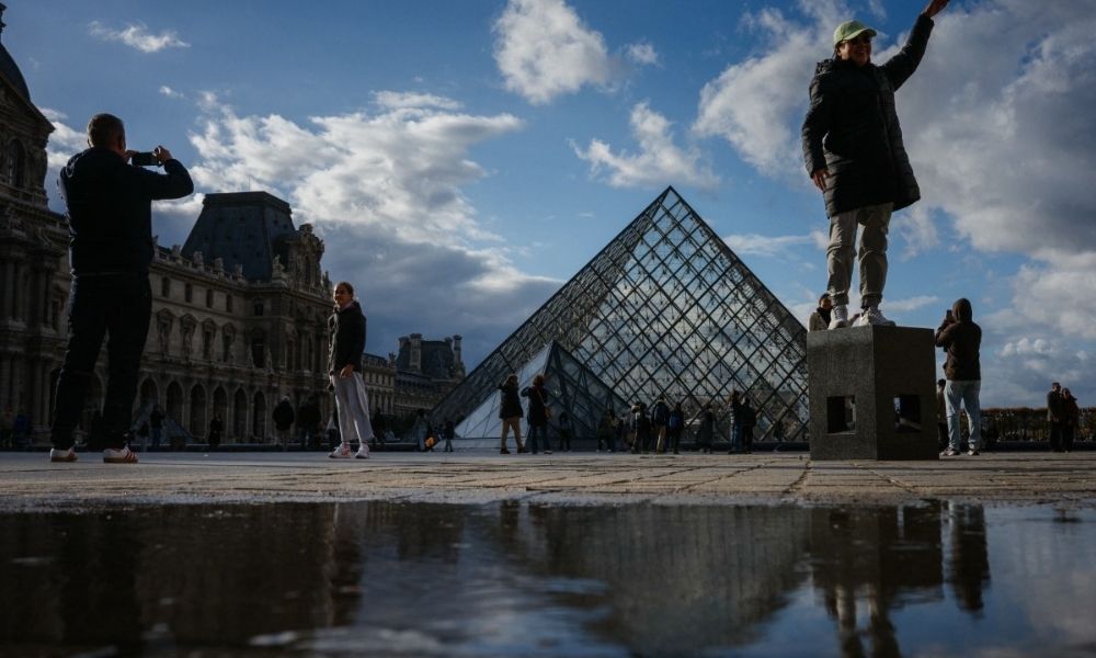 Polícia francesa coleta mais de 150 amostras em investigação sobre roubo de joias no Louvre