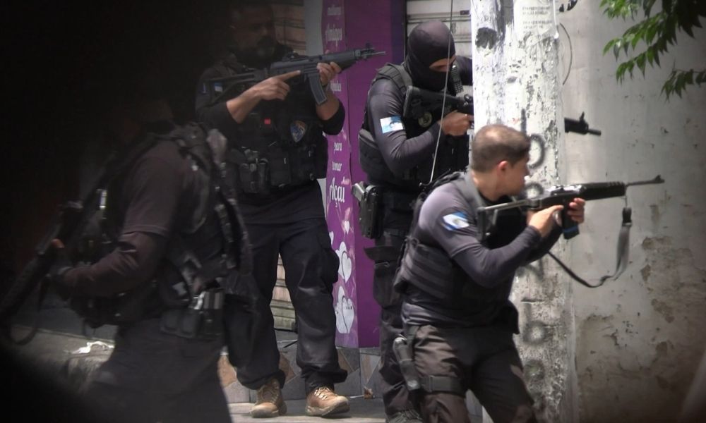 Drones com bomba, fuzis, helicópteros e blindados: veja como foi a megaoperação no Rio de Janeiro