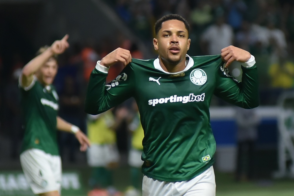 Vitor Roque é eleito o melhor jogador sub-21 das ligas brasileira e argentina