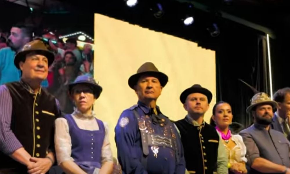 Oktoberfest de Blumenau celebra 40 anos com mais de 26 mil pessoas no primeiro dia de festa