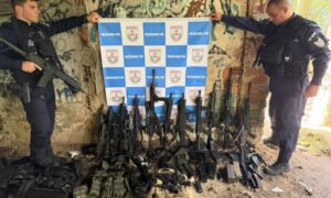 Operação da PM no Rio prende 14 milicianos e apreende 12 fuzis em Jacarepaguá