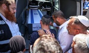 Hamas entrega mais um corpo de refém a Israel, e famílias exigem devolução total antes de ampliar trégua em Gaza