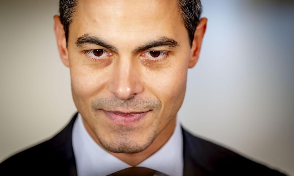 Centro vence eleições na Holanda e Ron Jetten deve ser o primeiro premiê gay do país