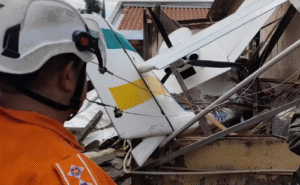 Avião de pequeno porte cai sobre casa em Goiânia