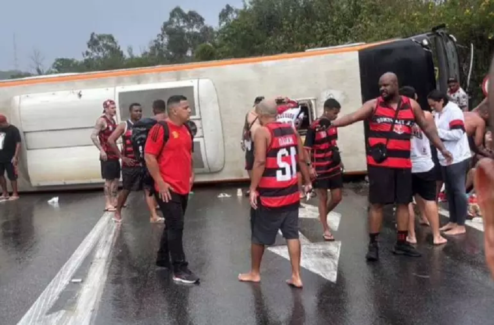 Ônibus com torcedores do Flamengo tomba na Dutra e deixa feridos