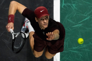 Sinner faz estreia sem sustos no Masters de Paris e avança de olho na liderança do ranking