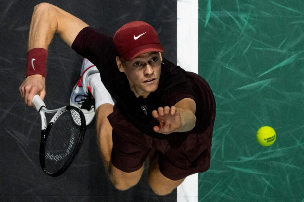 Sinner faz estreia sem sustos no Masters de Paris e avança de olho na liderança do ranking