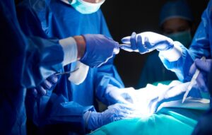 Robô guiado por IA realiza primeira cirurgia em humano