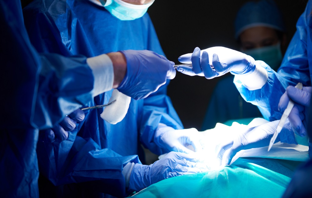 Robô guiado por IA realiza primeira cirurgia em humano