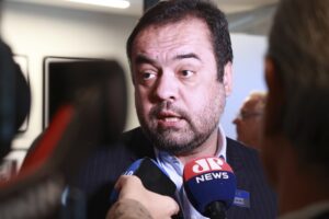 Governadores de direita organizam comitiva ao RJ em apoio a Castro após operação policial