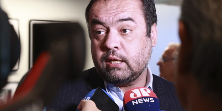 Governadores de direita organizam comitiva ao RJ em apoio a Castro após operação policial