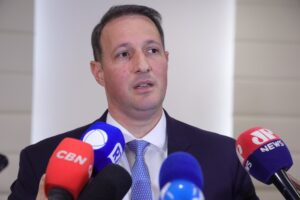 Guilherme Derrite defende PMs investigados por mortes na Baixada Santista