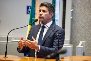 Deputado Roosevelt defende projeto que autoriza câmeras em salas de aula e diz que medida vai garantir segurança nas escolas