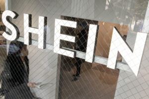 França ameaça banir Shein após venda de bonecas sexuais com aparência infantil